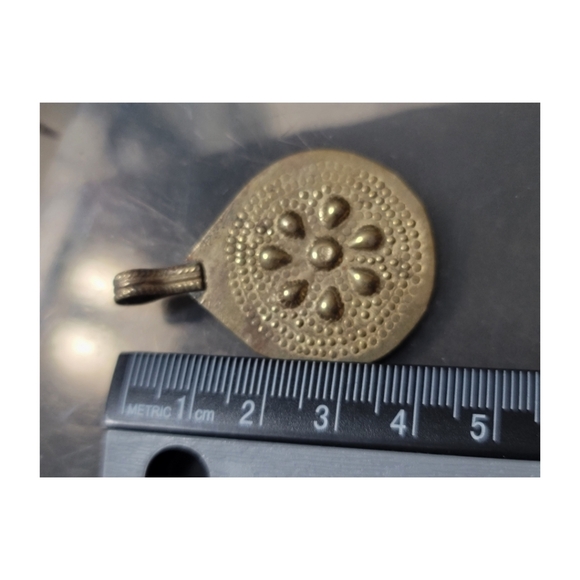 *New*  Unique Vintage Silver Metal  Embossed Charms/Pendants (6 Pairs per bag) - Picture 4 of 6